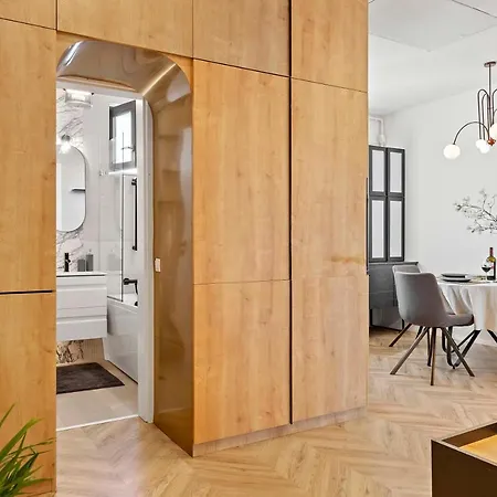 Ela Attic Studio Hotell *